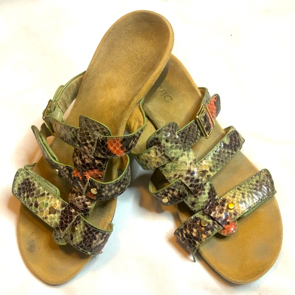 Vionic Orthaheel green snakeskin print sandals - Picture 2 of 7